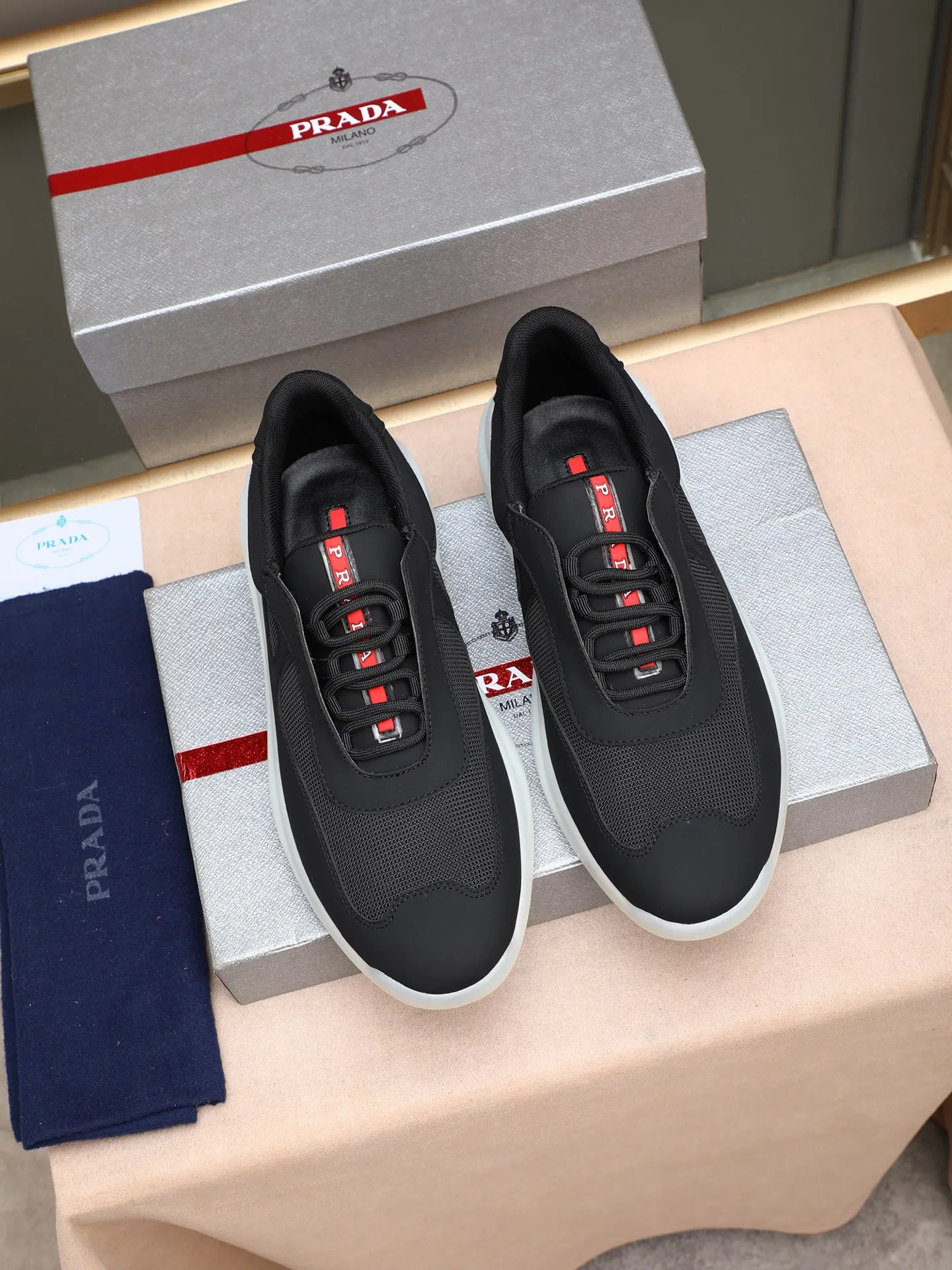 Men's shoes💰420 Prada/Prada sneakers👟! Low-top lace-up sports shoes, fashionable and elegant style. Made of top-layer cowhide leather spliced ​​with breathable mesh. Soft, comfortable and breathable. Logo lettering on the tongue. Finely crafted details. Lightweight foam sole, fashionable and versatile‼ ️size: 38-44 (45 customized